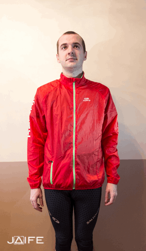 Le tour de la veste avec les gros logos Kalenji réfléchissants